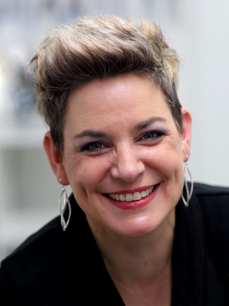 Leoni Distel lächelt in die Kamera