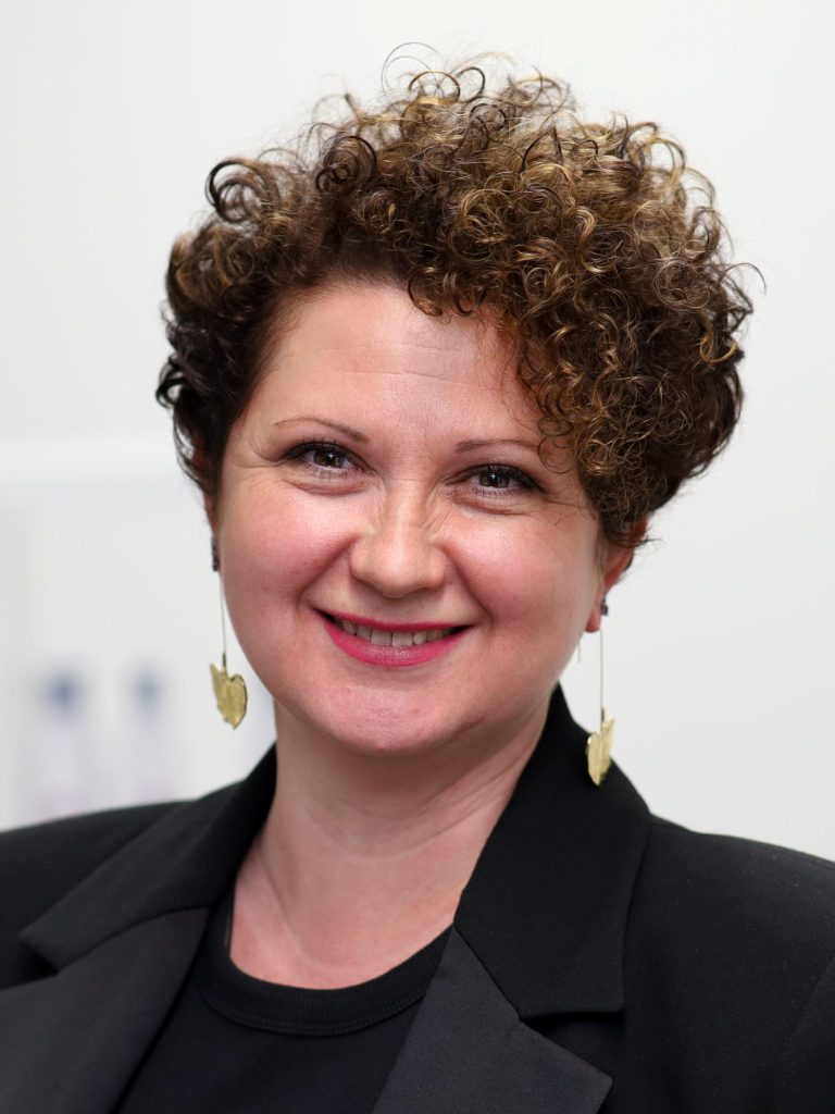 Oxana Schlei lächelt in die Kamera