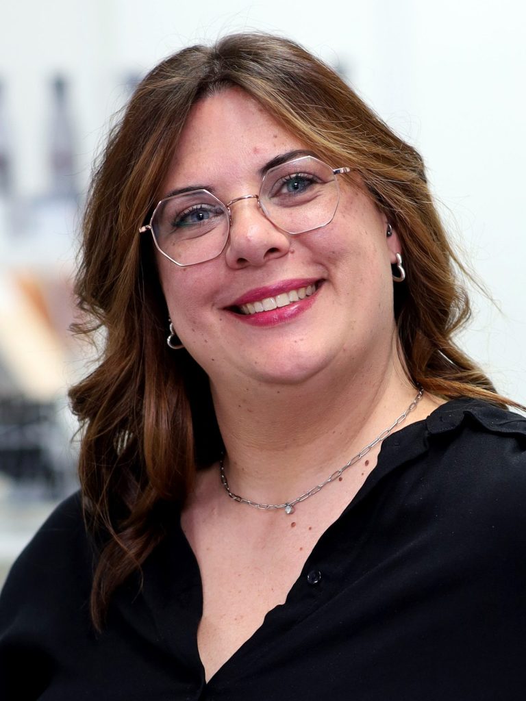 Sarah Jung lächelt in die Kamera