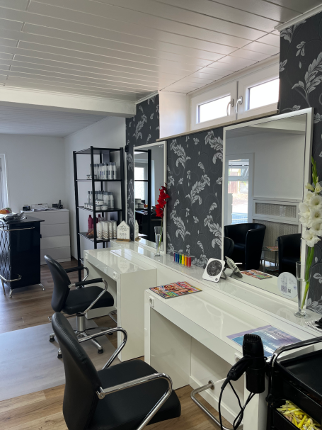 Bild des Salons: zwei Stylingstationen