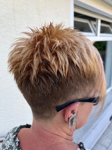 Eine blonde Kurzhaarfrisur